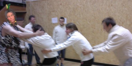 Pierwsza na pomoc koledze skoczy�a Magda z Piotrem ...