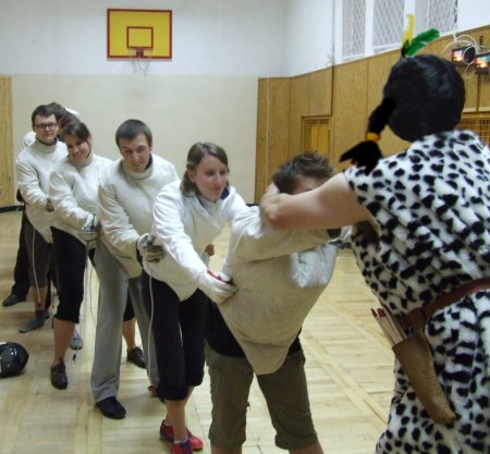 Coraz wi�cej student�w przy��cza si� do �a�cucha solidarnej pomocy, ale wci�� nie mog� da� rady silnej jak rzepa Amazonce ...