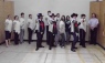 ... r�wno wykonywali polecenia kieruj�cego sesj� zdj�ciow�.