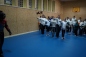 Studenci postanowili udobrucha� go�cia, rozsierdzonego absencj� pozosta�ych heros�w - wykonaniem eleganckiego salutu szermierczego na jego cze�� ...