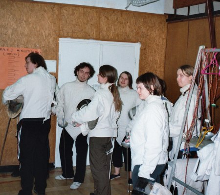 Drug� po�ow� czasu przeznaczonego na rozgrzewk� zaj�y studentom dialogi i deliberacje : do kt�rego aparatu by tu si� przypi�� ? ...