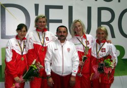 Szablistki :Matylda Ostojska, Bogna J�wiak, Aleksandra Socha, Irena Wi�ckowska, w �rodku trener : Arkadiusz Roszak