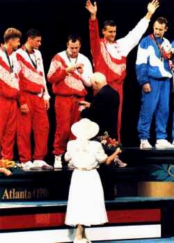 Atlanta : dekoracja srebrnych medalist�w olimpijskich we florecie dru�ynowym