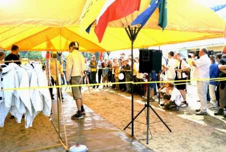 Szermierki pr�bowali ch�opcy i dziewcz�ta z r�nych kraj�w.