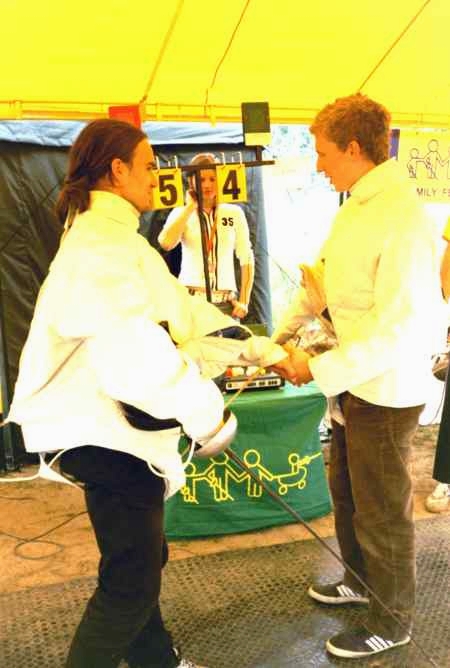 Cho� Pawe� zwyci�a, fina� taki s�ynie - �ukasz r�k� podaje ! Zgoda w szermierczej rodzinie !