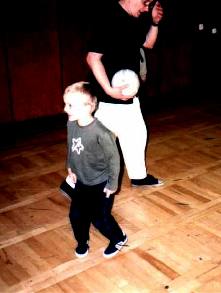 Najnowszy hit taneczny : Szymon twist !  Zdegustowany Tata zas�ania swe oczy ...