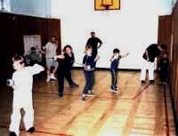 �wiczenie tzw. "pracy n�g" w grupie rodzinnej.